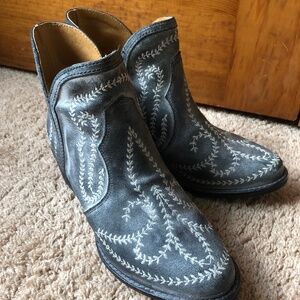 Grey embroidered boots -Sterling River